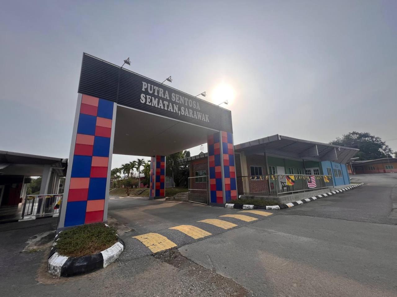 Hotel Putra Sentosa Retreat Camp, Sematan Exterior foto